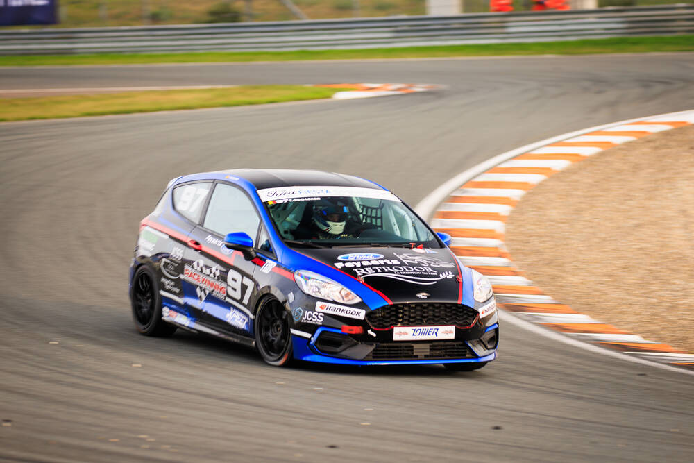 Tomas De Backer naar poleposition